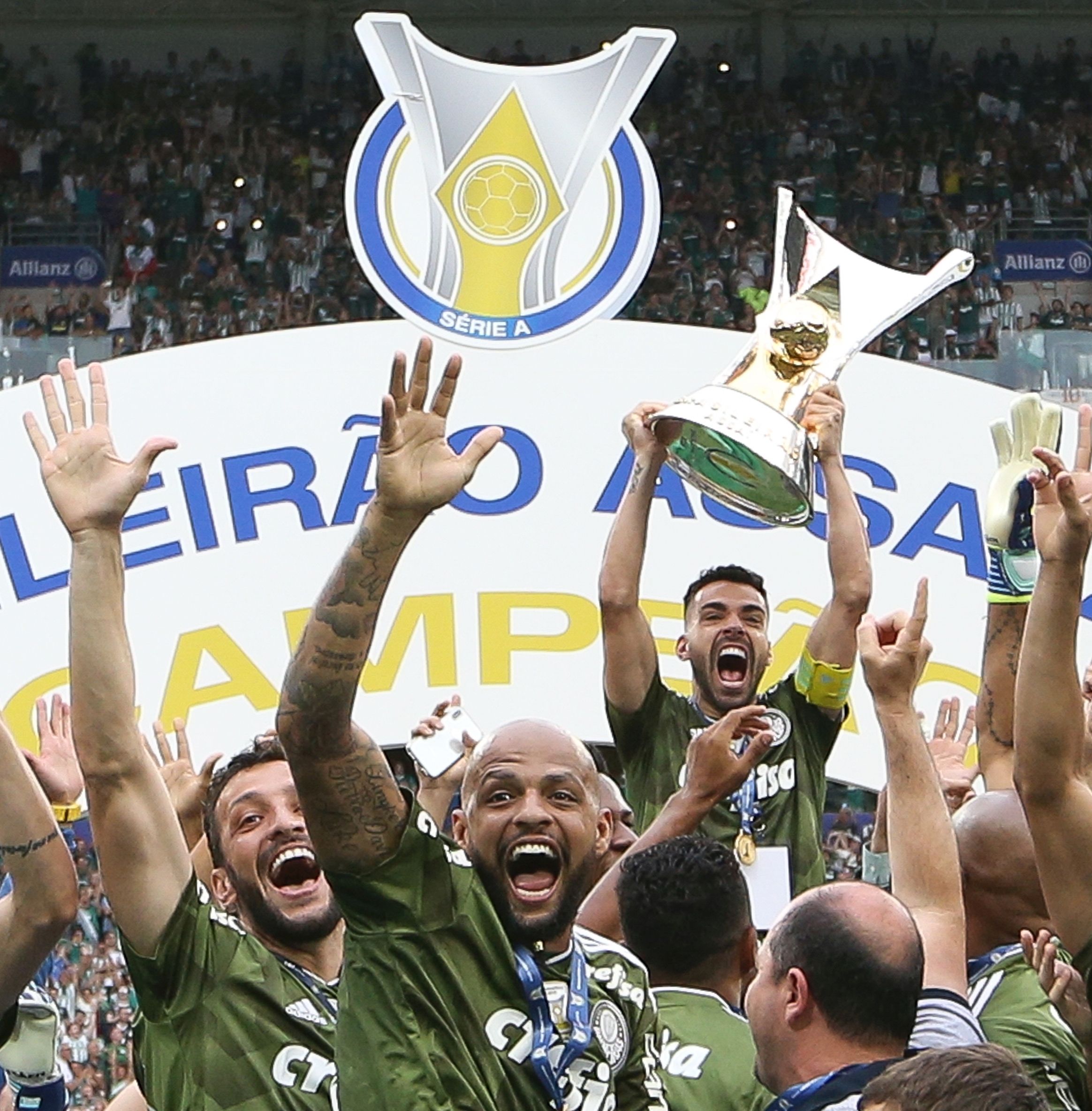 O jogador Bruno Henrique, da SE Palmeiras, levanta a taça em comemoração  a conquista do Campeonato Brasileiro, Série A, após jogo contra a equipe do EC Vitória, partida valida pela trigésima oitava rodada, na Arena Allianz Parque.