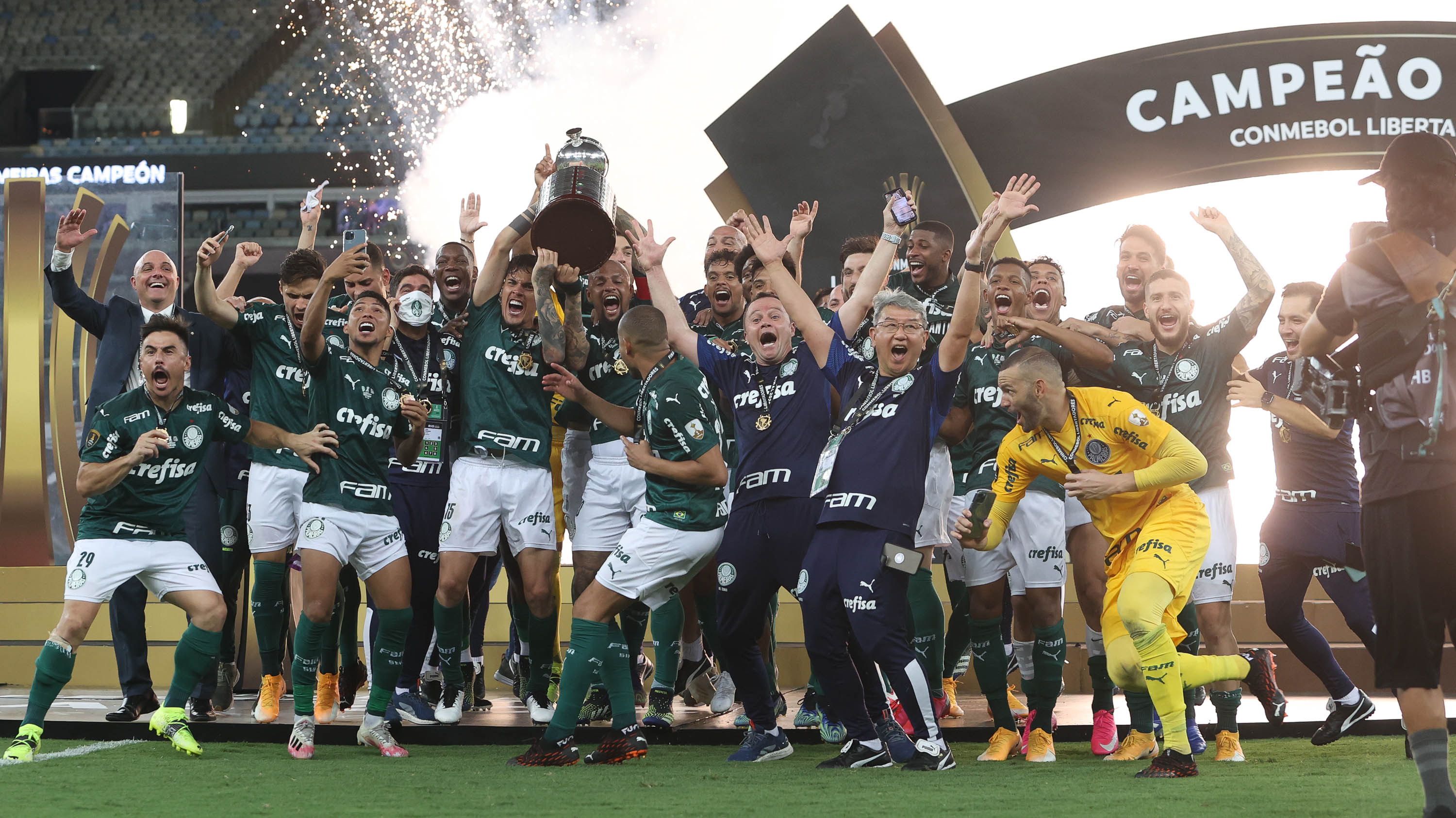 Os jogadores e comissão técnica, da SE Palmeiras, comemoram a conquista da competição após jogo contra a equipe do Santos FC, em partida final, da Copa Libertadores, no Estádio do Maracanã. (Foto: Cesar Greco)