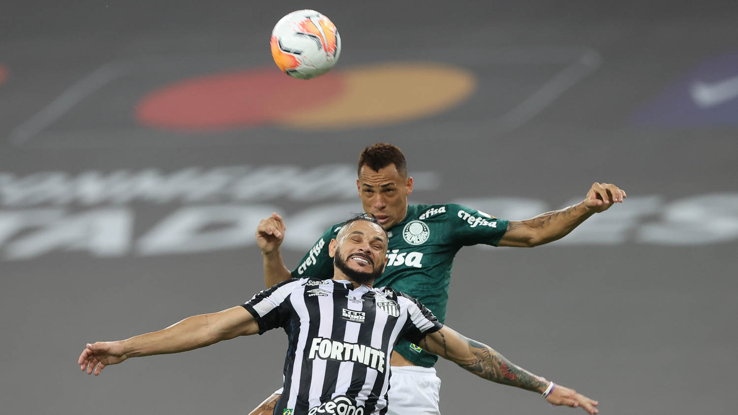 O jogador Breno Lopes, da SE Palmeiras, disputa bola com o jogador Pará, do Santos FC, durante partida final, da Copa Libertadores, no Estádio do Maracanã. (Foto: Cesar Greco)