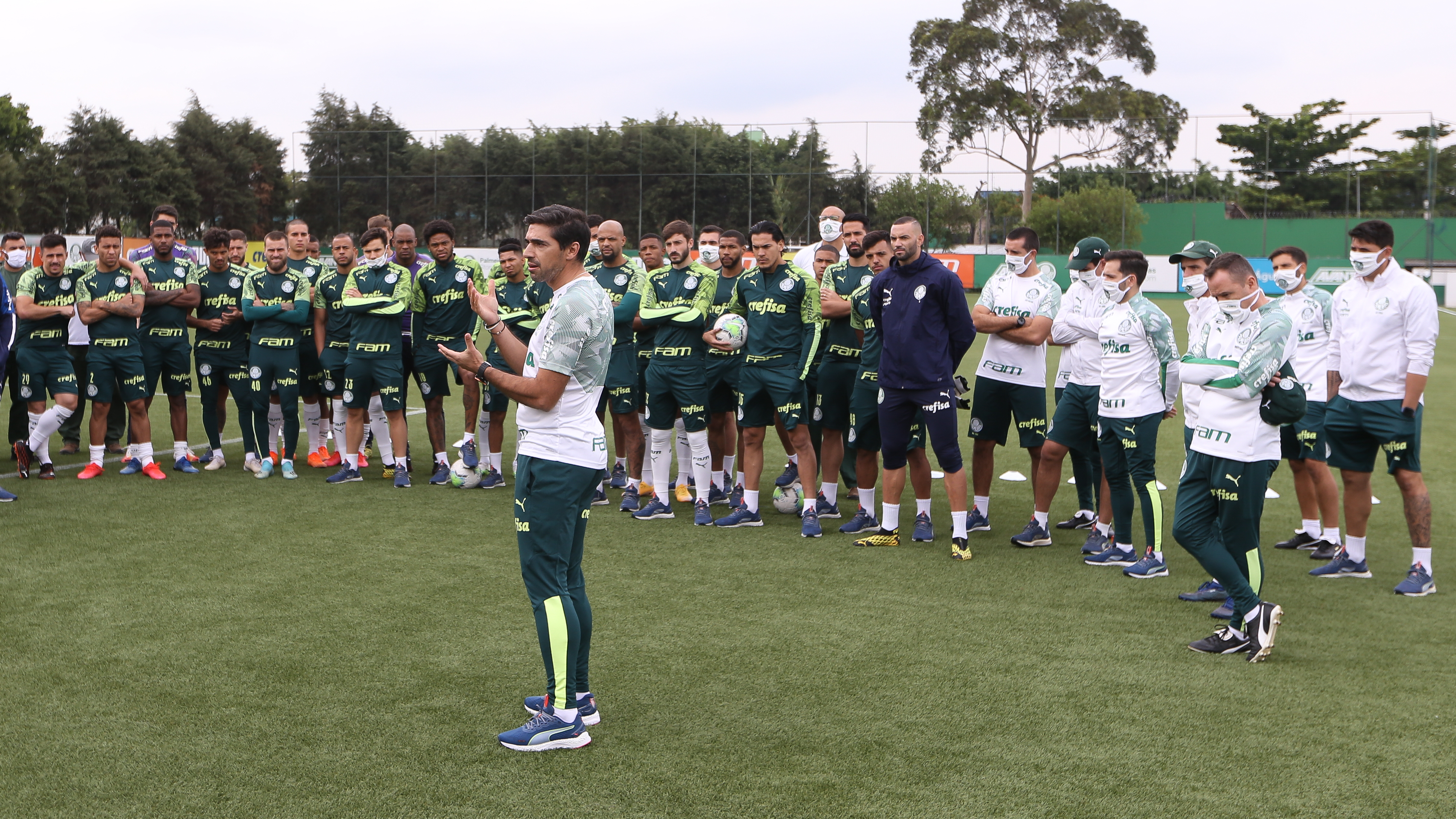 O técnico Abel Ferreira, da SE Palmeiras, conversa com diretores, comissão técnica, elenco e funcionários da Academia de Futebol, antes do treinamento. (Foto: Cesar Greco)
